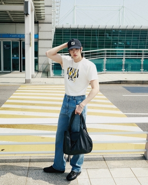【フォト】「FENDIアンバサダー」Stray Kidsバンチャン　白Tシャツ×ジーンズで完璧ビジュアル