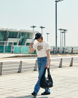 【フォト】「FENDIアンバサダー」Stray Kidsバンチャン　白Tシャツ×ジーンズで完璧ビジュアル