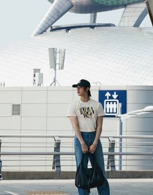 【フォト】「FENDIアンバサダー」Stray Kidsバンチャン　白Tシャツ×ジーンズで完璧ビジュアル