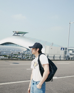 【フォト】「FENDIアンバサダー」Stray Kidsバンチャン　白Tシャツ×ジーンズで完璧ビジュアル