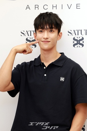 【フォト】SEVENTEENドギョムのかわい過ぎるポーズ、ハートにほっぺツン