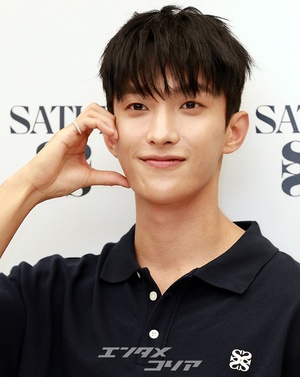 【フォト】SEVENTEENドギョムのかわい過ぎるポーズ、ハートにほっぺツン