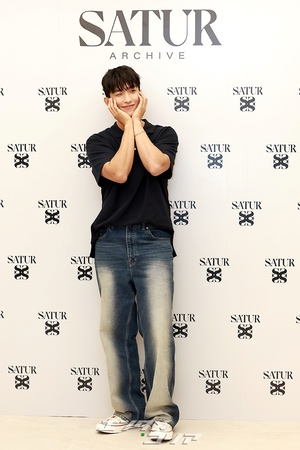 【フォト】SEVENTEENドギョムのかわい過ぎるポーズ、ハートにほっぺツン