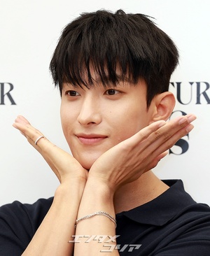 【フォト】SEVENTEENドギョムのかわい過ぎるポーズ、ハートにほっぺツン