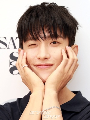 【フォト】SEVENTEENドギョムのかわい過ぎるポーズ、ハートにほっぺツン