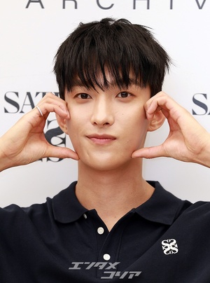 【フォト】SEVENTEENドギョムのかわい過ぎるポーズ、ハートにほっぺツン