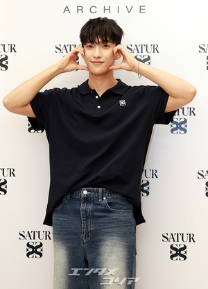 【フォト】SEVENTEENドギョムのかわい過ぎるポーズ、ハートにほっぺツン