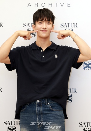 【フォト】SEVENTEENドギョムのかわい過ぎるポーズ、ハートにほっぺツン