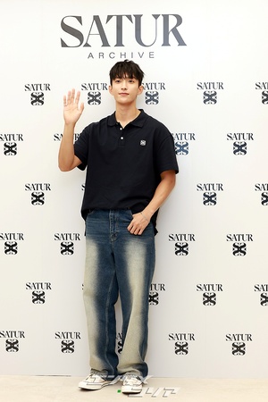 【フォト】SEVENTEENドギョムのかわい過ぎるポーズ、ハートにほっぺツン