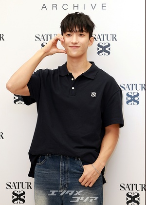 【フォト】SEVENTEENドギョムのかわい過ぎるポーズ、ハートにほっぺツン