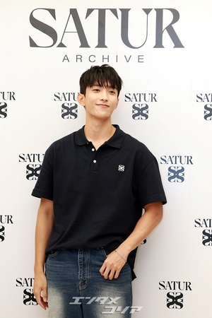 【フォト】SEVENTEENドギョムのかわい過ぎるポーズ、ハートにほっぺツン