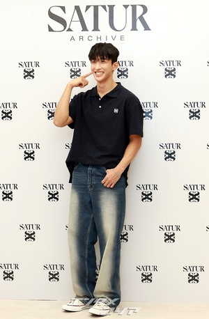 【フォト】SEVENTEENドギョムのかわい過ぎるポーズ、ハートにほっぺツン