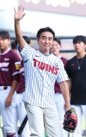 【フォト】 LGツインズ戦で始球式をする俳優リュ・スンリョン