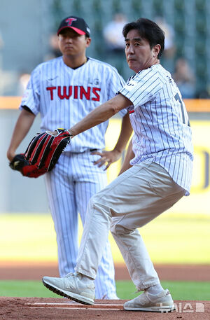 【フォト】 LGツインズ戦で始球式をする俳優リュ・スンリョン
