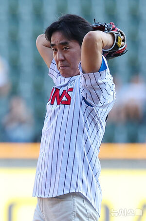 【フォト】 LGツインズ戦で始球式をする俳優リュ・スンリョン