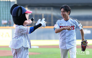 【フォト】 LGツインズ戦で始球式をする俳優リュ・スンリョン