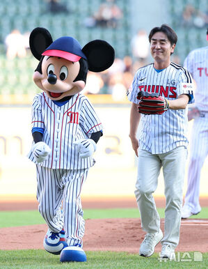 【フォト】 LGツインズ戦で始球式をする俳優リュ・スンリョン