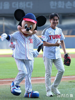 【フォト】 LGツインズ戦で始球式をする俳優リュ・スンリョン