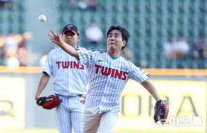 【フォト】 LGツインズ戦で始球式をする俳優リュ・スンリョン