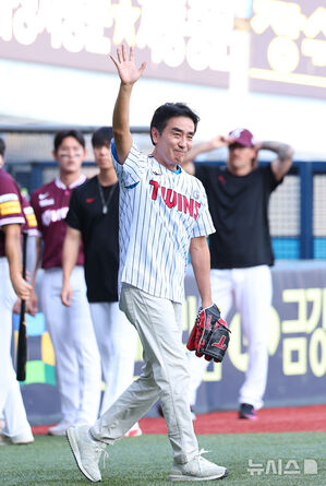 【フォト】 LGツインズ戦で始球式をする俳優リュ・スンリョン