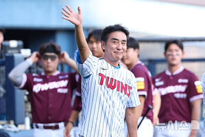 【フォト】 LGツインズ戦で始球式をする俳優リュ・スンリョン