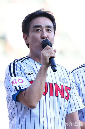【フォト】 LGツインズ戦で始球式をする俳優リュ・スンリョン