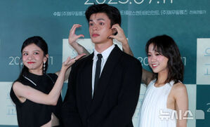 【フォト】ポーズする台湾映画『夜校女生』の主役たち…韓国で公開