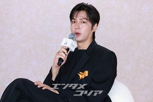 【フォト】黒を身にまとったチョン・ジヒョン＆イ・ミンホ、『青い海の伝説』カップルが久々の対面