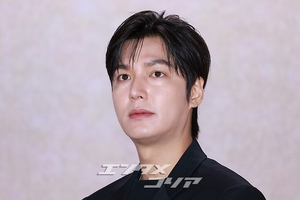 【フォト】黒を身にまとったチョン・ジヒョン＆イ・ミンホ、『青い海の伝説』カップルが久々の対面