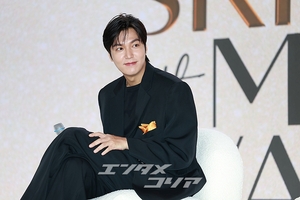 【フォト】黒を身にまとったチョン・ジヒョン＆イ・ミンホ、『青い海の伝説』カップルが久々の対面