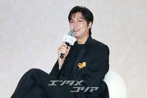 【フォト】黒を身にまとったチョン・ジヒョン＆イ・ミンホ、『青い海の伝説』カップルが久々の対面