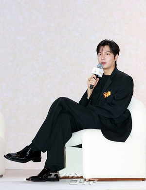 【フォト】黒を身にまとったチョン・ジヒョン＆イ・ミンホ、『青い海の伝説』カップルが久々の対面