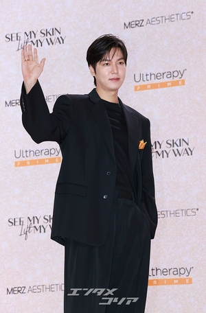 【フォト】黒を身にまとったチョン・ジヒョン＆イ・ミンホ、『青い海の伝説』カップルが久々の対面