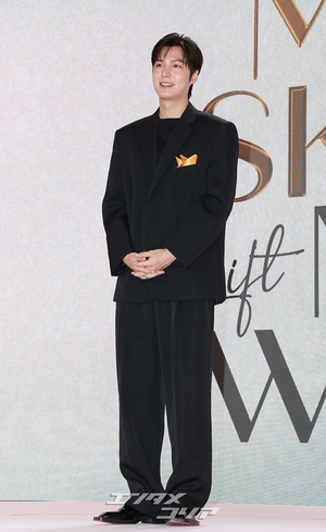 【フォト】黒を身にまとったチョン・ジヒョン＆イ・ミンホ、『青い海の伝説』カップルが久々の対面