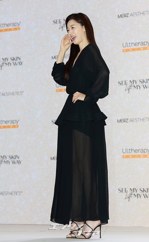 【フォト】黒を身にまとったチョン・ジヒョン＆イ・ミンホ、『青い海の伝説』カップルが久々の対面