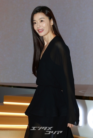 【フォト】黒を身にまとったチョン・ジヒョン＆イ・ミンホ、『青い海の伝説』カップルが久々の対面