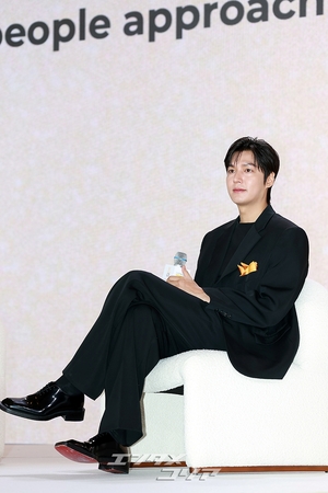 【フォト】イ・ミンホ、黒のスーツに余裕を一匙…アンバサダーの品格