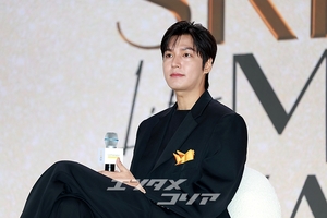 【フォト】イ・ミンホ、黒のスーツに余裕を一匙…アンバサダーの品格