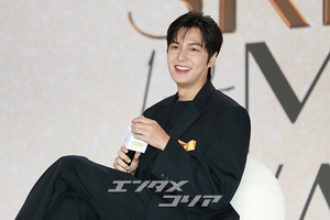 【フォト】イ・ミンホ、黒のスーツに余裕を一匙…アンバサダーの品格