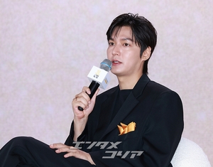 【フォト】イ・ミンホ、黒のスーツに余裕を一匙…アンバサダーの品格