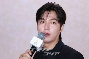 【フォト】イ・ミンホ、黒のスーツに余裕を一匙…アンバサダーの品格