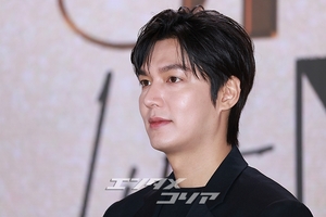 【フォト】イ・ミンホ、黒のスーツに余裕を一匙…アンバサダーの品格