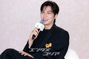 【フォト】イ・ミンホ、黒のスーツに余裕を一匙…アンバサダーの品格