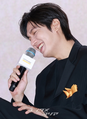 【フォト】イ・ミンホ、黒のスーツに余裕を一匙…アンバサダーの品格