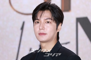 【フォト】イ・ミンホ、黒のスーツに余裕を一匙…アンバサダーの品格