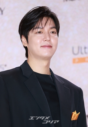 【フォト】イ・ミンホ、黒のスーツに余裕を一匙…アンバサダーの品格