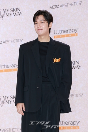 【フォト】イ・ミンホ、黒のスーツに余裕を一匙…アンバサダーの品格