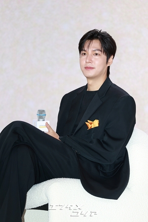 【フォト】イ・ミンホ、黒のスーツに余裕を一匙…アンバサダーの品格