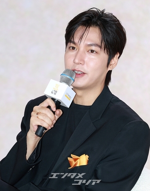 【フォト】イ・ミンホ、黒のスーツに余裕を一匙…アンバサダーの品格