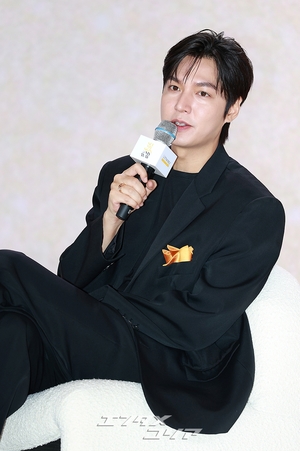 【フォト】イ・ミンホ、黒のスーツに余裕を一匙…アンバサダーの品格